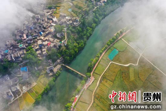 透过云层拍摄的贵州省黔南州贵定县盘江镇独木河与乡村美景。