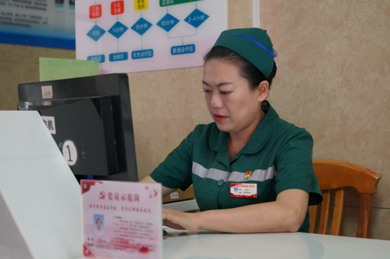 蔡文丽正查阅患者病历。伊州区融媒体中心记者 阿尔斯兰摄