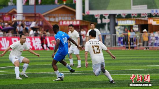 图为5月16日贵州“村超”球场举行的足球比赛。记者 袁超 摄