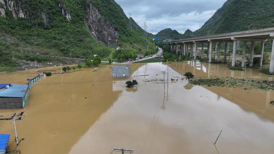 强降雨导致边阳镇兴隆村冗滕组低洼区域严重积水。