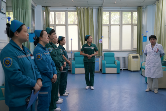 急诊科工作人员正在交接工作。伊州区融媒体中心记者 阿尔斯兰摄