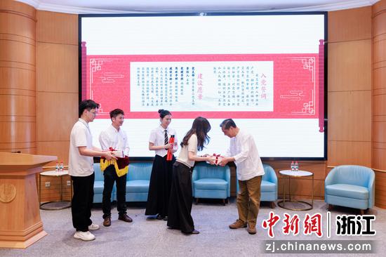 近日，导师受聘现场。（主办方供图）