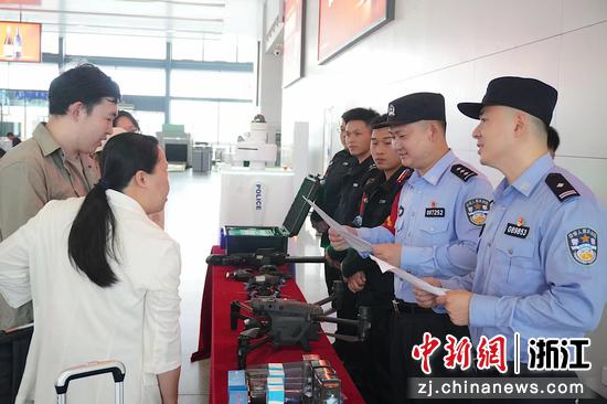 5月14日，民警向旅客介绍警用无人机的应用场景。魏仕丁&nbsp;摄