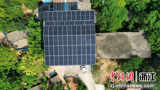 搭建在农户屋顶的“中拓光盈”户用光伏。浙商中拓&nbsp;供图