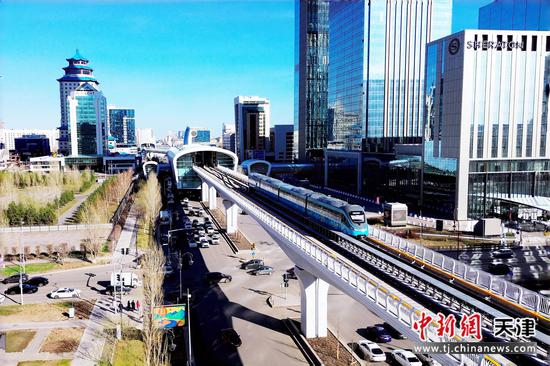 当地时间5月16日,中亚首条城市轻轨——哈萨克斯坦阿斯塔纳轻轨一期项目正式通车运营。图为列车此前试跑实景。(中国建筑第六工程局有限公司供图)