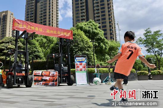 足球小将射门。吴拯 摄 足球小将射门。吴拯 摄