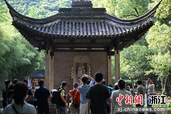 图为:各地摄影家在绍兴兰亭采风创作。中新社记者 王刚 摄 图为:各地摄影家在绍兴兰亭采风创作。中新社记者 王刚 摄
