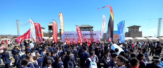 克拉玛依市2026年全国风筝邀请赛在乌尔禾影视城盛大开幕，万众欢聚戈壁共赏鸢舞。艾克热木江·帕尔哈提 摄