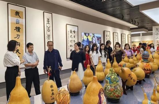 大家参观葫芦雕刻。惠丰蕾 摄a