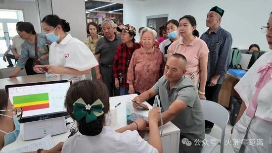5月15日下午，吐鲁番市高昌区人民医院组织心内科、中医科、眼科、普外科等多科室骨干医护力量，在高昌区高昌路街道绿洲社区开展免费义诊活动。薛子扬 摄