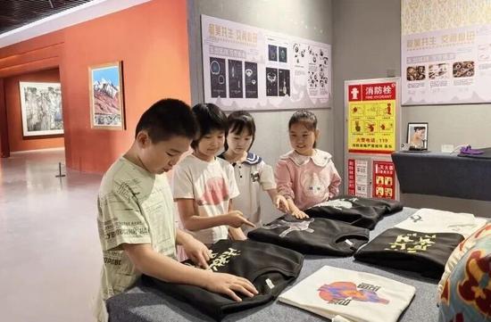学生在地区文化馆参观文创产品。惠丰蕾 摄