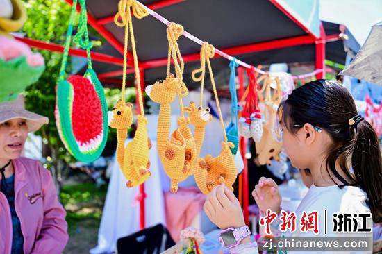 近日,小朋友们正在驻足选购。慈城镇供图 近日,小朋友们正在驻足选购。慈城镇供图