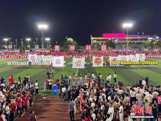图为5月16日晚，贵州“村超”冠军赛9市(州)足球代表队队徽亮相。中新网记者 袁超 摄