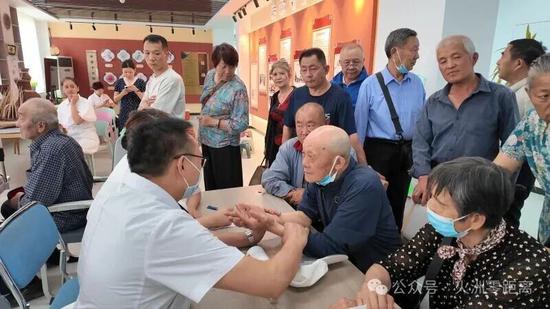 5月15日下午，吐鲁番市高昌区人民医院组织心内科、中医科、眼科、普外科等多科室骨干医护力量，在高昌区高昌路街道绿洲社区开展免费义诊活动。薛子扬 摄