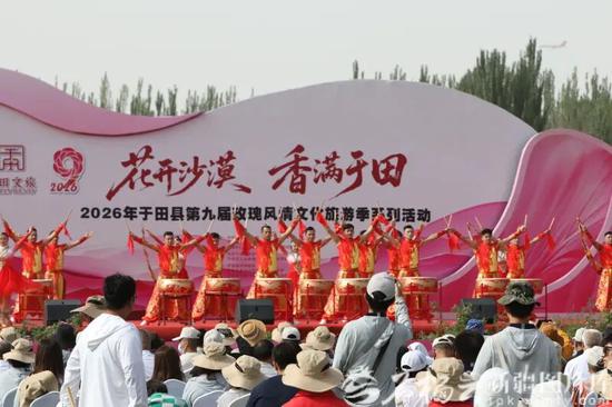 5月16日，以“花开沙漠·香满于田”为主题的第九届玫瑰风情文化旅游活动在于田县阿热勒乡万方村火热举行，图为现场歌舞表演。石榴云/新疆日报记者 拍热扎提·阿不都 摄