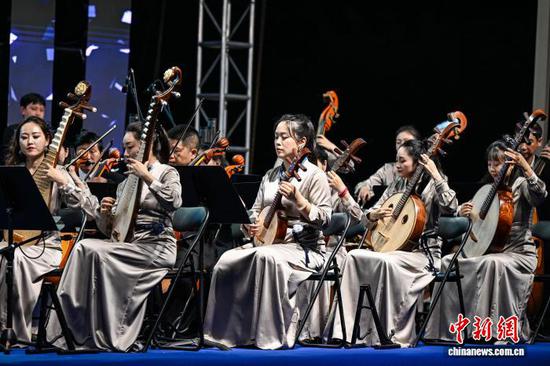 5月17日晚，“菁菁国乐·原野音乐会”在贵州省贵阳市双龙生态公园上演，贵州省民族乐团联袂多位青年演奏家带来了一场视听盛宴，让民众在自然风光中感受国乐魅力。中新社记者 瞿宏伦 摄