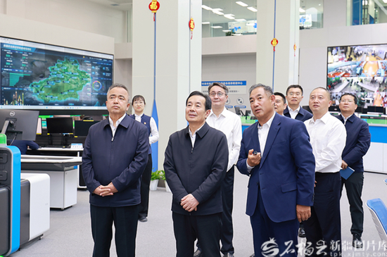 5月17日，自治区党委书记陈小江、自治区主席艾尔肯·吐尼亚孜在新疆机场集团全域管控中心，听取机场运营管理情况介绍，了解智慧机场建设进展。石榴云/新疆日报记者 崔志坚摄e