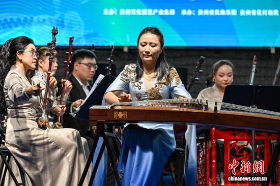 5月17日晚，“菁菁国乐·原野音乐会”在贵州省贵阳市双龙生态公园上演，贵州省民族乐团联袂多位青年演奏家带来了一场视听盛宴，让民众在自然风光中感受国乐魅力。中新社记者 瞿宏伦 摄