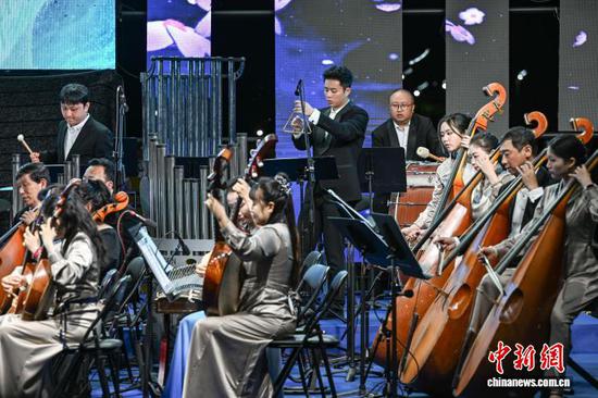 5月17日晚，“菁菁国乐·原野音乐会”在贵州省贵阳市双龙生态公园上演，贵州省民族乐团联袂多位青年演奏家带来了一场视听盛宴，让民众在自然风光中感受国乐魅力。中新社记者 瞿宏伦 摄