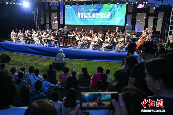 5月17日晚，“菁菁国乐·原野音乐会”在贵州省贵阳市双龙生态公园上演，贵州省民族乐团联袂多位青年演奏家带来了一场视听盛宴，让民众在自然风光中感受国乐魅力。中新社记者 瞿宏伦 摄