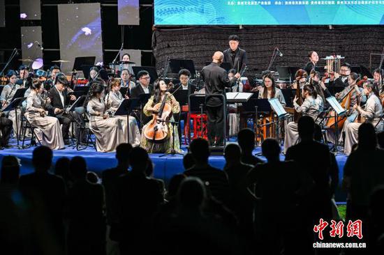 5月17日晚，“菁菁国乐·原野音乐会”在贵州省贵阳市双龙生态公园上演，贵州省民族乐团联袂多位青年演奏家带来了一场视听盛宴，让民众在自然风光中感受国乐魅力。中新社记者 瞿宏伦 摄