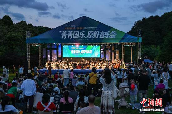 5月17日晚，“菁菁国乐·原野音乐会”在贵州省贵阳市双龙生态公园上演，贵州省民族乐团联袂多位青年演奏家带来了一场视听盛宴，让民众在自然风光中感受国乐魅力。中新社记者 瞿宏伦 摄