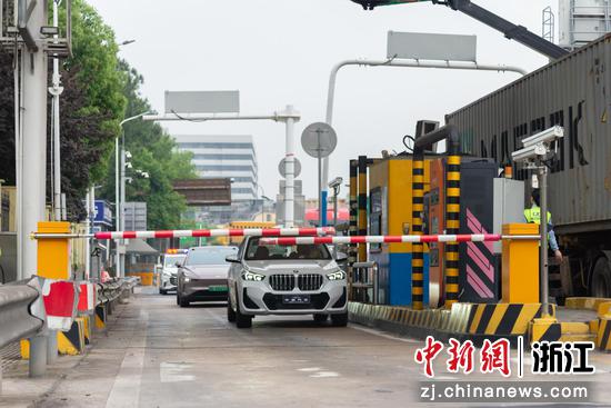 新款自研栏杆机。吕冰 摄 新款自研栏杆机。吕冰 摄