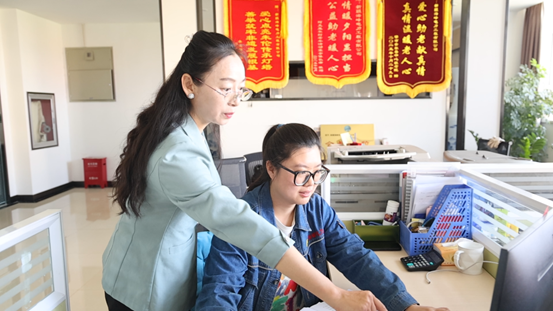 孙庆菊：电力工人身后的