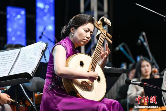 5月17日晚，“菁菁国乐·原野音乐会”在贵州省贵阳市双龙生态公园上演，贵州省民族乐团联袂多位青年演奏家带来了一场视听盛宴，让民众在自然风光中感受国乐魅力。中新社记者 瞿宏伦 摄