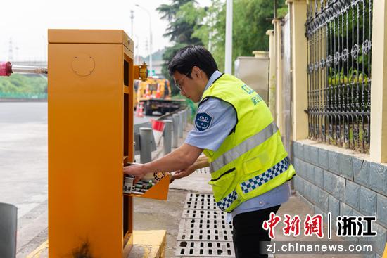 工作人员日常维修检查。吕冰 摄 工作人员日常维修检查。吕冰 摄