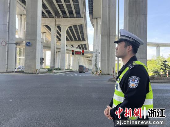 日前，蒋旭涛查看路面交通情况。台州交警&nbsp;供图