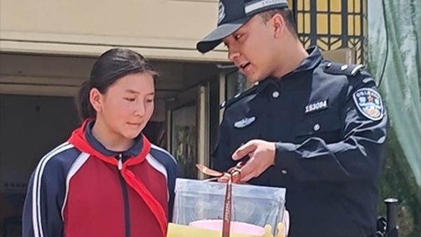 新疆乌恰：考试当天恰逢生日 民警为考生送来甜蜜祝福