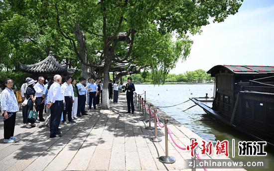 图为:相关领导与探访团、青年宣讲团瞻仰红船。中新社记者 王刚 摄 图为:相关领导与探访团、青年宣讲团瞻仰红船。中新社记者 王刚 摄