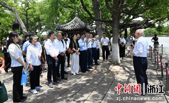 图为:中共一大代表王尽美之孙,浙江大学信息与电子工程学院原教授、博士生导师王明华在红船前讲述。中新社记者 王刚 摄 图为:中共一大代表王尽美之孙,浙江大学信息与电子工程学院原教授、博士生导师王明华在红船前讲述。中新社记者 王刚 摄