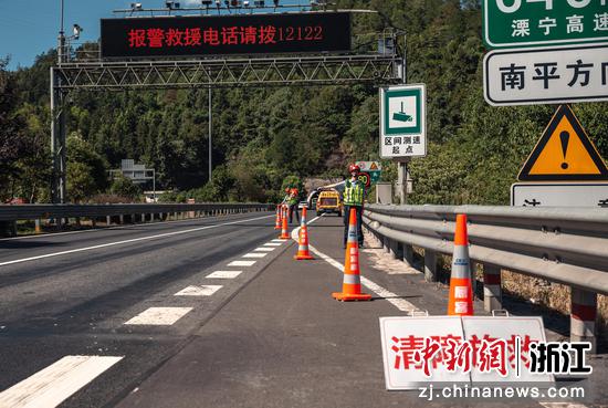 巡查人员为故障车预警。冯奋飞&nbsp;摄