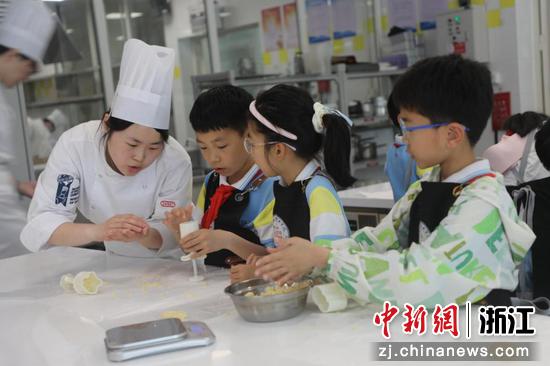 5月14日，青少年体验面点制作。（浙江旅游职业学院供图）