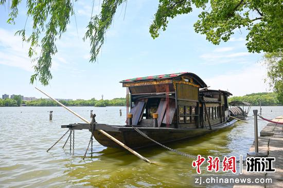 图为:南湖湖心岛附近的红船。中新社记者 王刚 摄 图为:南湖湖心岛附近的红船。中新社记者 王刚 摄