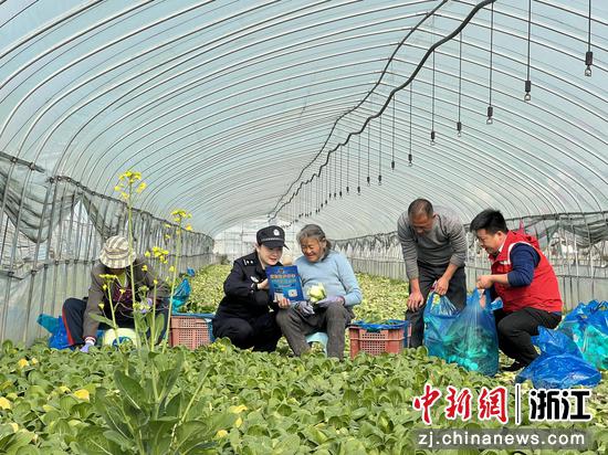反诈宣传走进田间地头。张范 供图 反诈宣传走进田间地头。张范 供图