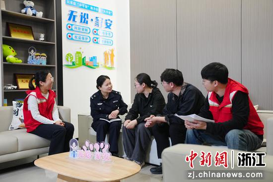 当地社区民警为辖区内居民调解家庭矛盾纠纷。张范 供图 当地社区民警为辖区内居民调解家庭矛盾纠纷。张范 供图
