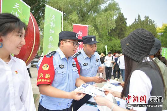 图为北京铁路公安局天津公安处民警在活动现场为群众开展普法宣讲、法律咨询。(北京铁路公安局天津公安处供图) 图为北京铁路公安局天津公安处民警在活动现场为群众开展普法宣讲、法律咨询。(北京铁路公安局天津公安处供图)