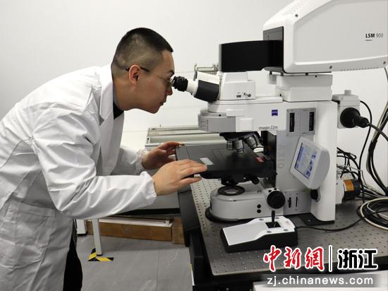 张茂华在进行实验。 桐乡市委宣传部供图 张茂华在进行实验。 桐乡市委宣传部供图