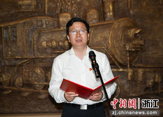 图为:浙江省档案馆馆长王利月在启动仪式上讲话。中新社记者 王刚 摄 图为:浙江省档案馆馆长王利月在启动仪式上讲话。中新社记者 王刚 摄