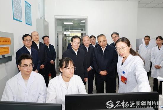 5月18日，自治区党委书记陈小江、自治区主席艾尔肯·吐尼亚孜在新疆大学省部共建碳基能源资源化学与利用国家重点实验室，了解研究方向、技术攻关、产学研结合等情况。天山网-新疆日报记者 崔志坚摄e