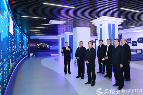 5月18日，自治区党委书记陈小江、自治区主席艾尔肯·吐尼亚孜在自治区科技厅科技发展战略研究院，详细听取全区科技发展战略规划等情况介绍。天山网-新疆日报记者 崔志坚摄e