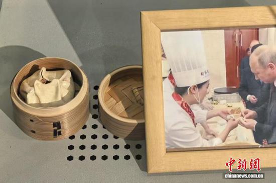 天津市和平区非物质文化遗产展览馆中展示的用3D打印复制普京制作的包子。中新社记者 佟郁 摄 天津市和平区非物质文化遗产展览馆中展示的用3D打印复制普京制作的包子。中新社记者 佟郁 摄