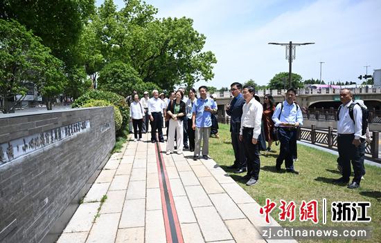 图为:相关领导与探访团、青年宣讲团在狮子汇渡口附近参观。中新社记者 王刚 摄 图为:相关领导与探访团、青年宣讲团在狮子汇渡口附近参观。中新社记者 王刚 摄