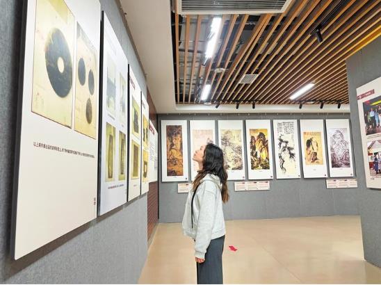 游客参观故宫文物南迁纪念图片展。 贵州日报天眼新闻记者 梅世桂 摄