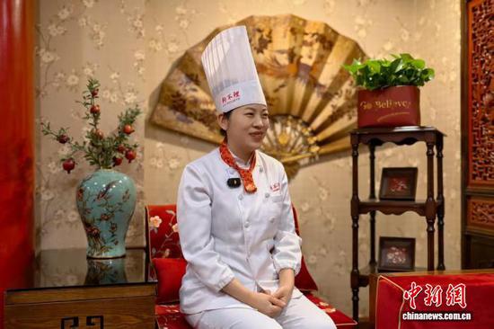 狗不理集团面品部部长、第九代传承人赵惠芬接受中新社“东西问”专访。中新社记者 佟郁 摄 狗不理集团面品部部长、第九代传承人赵惠芬接受中新社“东西问”专访。中新社记者 佟郁 摄