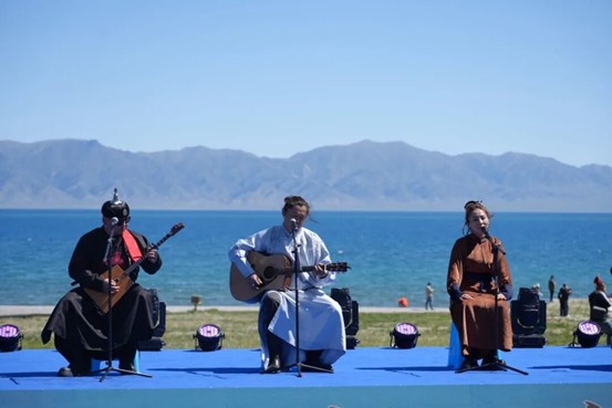 今明两天，花海、集体婚礼、音乐会……赛里木湖景区甜度拉满！