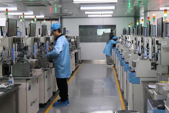 贵州联尚科技有限公司工人正在赶制订单 。王月 摄